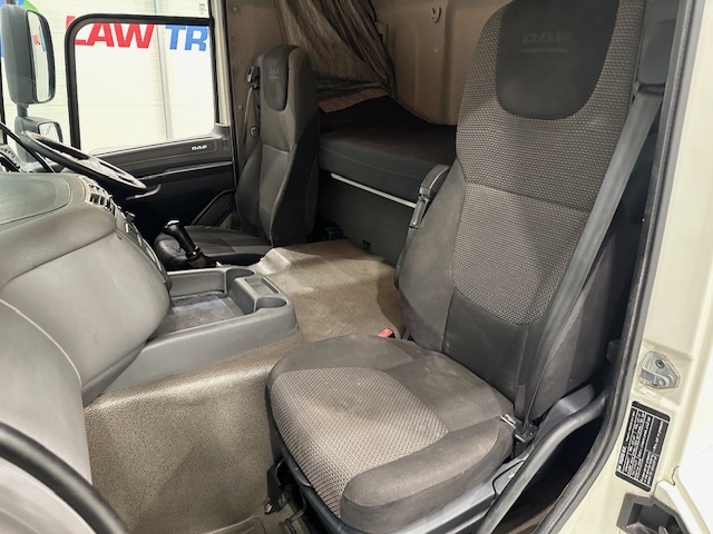 DAF CF 330 6×2 10 Tyre Sleeper Cab Curtainsider