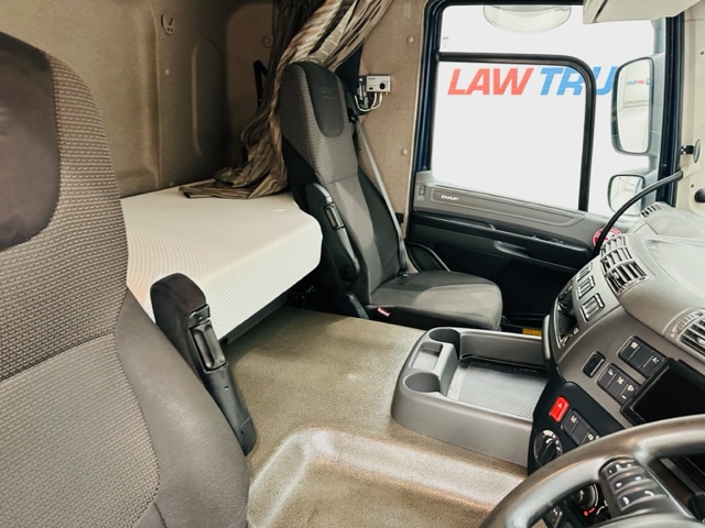 DAF CF 250 4×2 Sleeper Cab Curtainsider