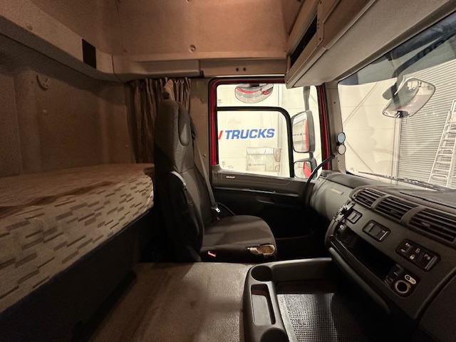 DAF CF 290 6×2 Rear Lift Sleeper Cab Curtainsider