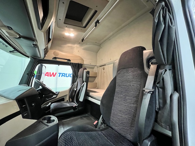 Mercedes Actros 1824 4×2 Sleeper Cab Curtainsider