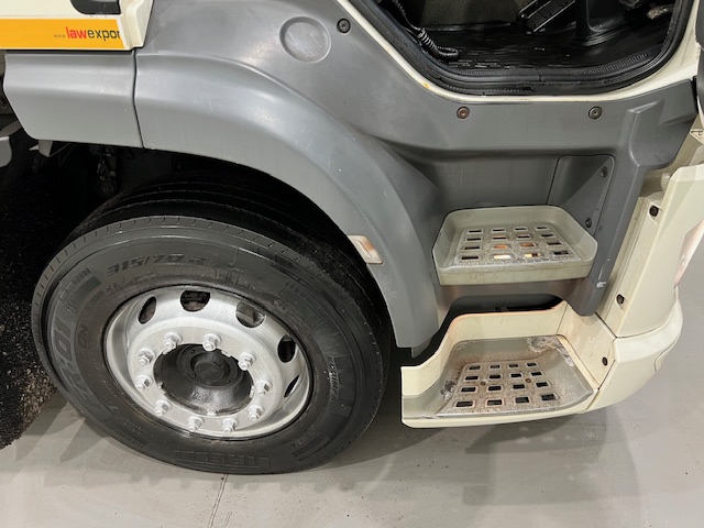 DAF CF 290 6×2 Rear Steer Fridge Box