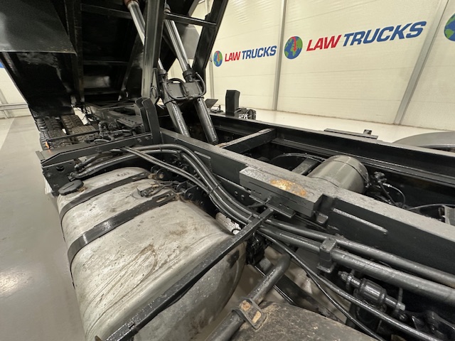 Volvo FM 370 8×4 Steel Tipper Grab