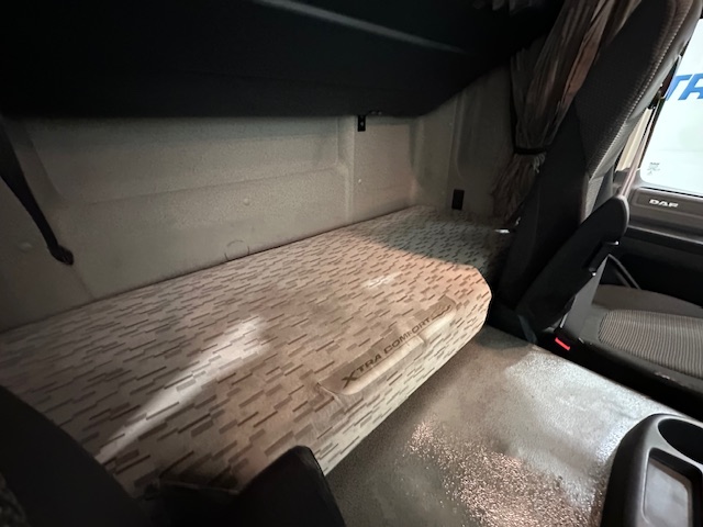 DAF CF 330 6×2 Rear Lift Sleeper Cab Curtainsider