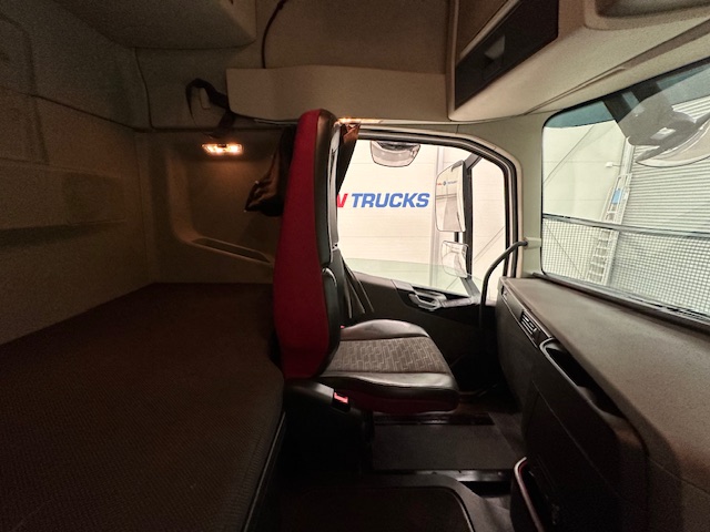 Volvo FH 460 Euro 5 6×2 Tractor Unit Safari Edition