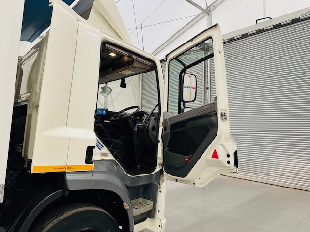 DAF CF 290 6×2 Rear Steer Fridge Box