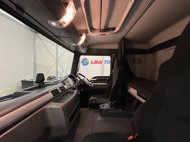 MAN TGM 18.250 4×2 Sleeper Cab Curtainsider