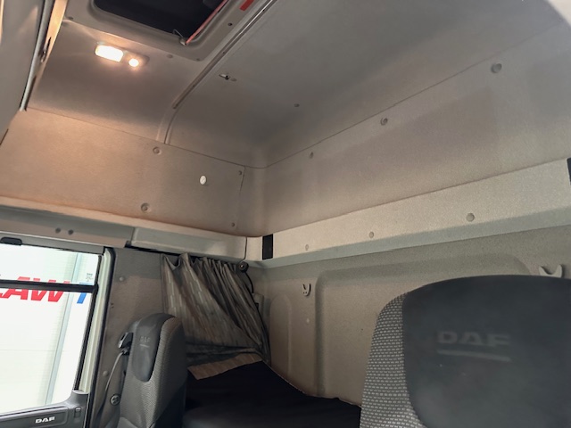 DAF CF 330 6×2 10 Tyre Sleeper Cab Curtainsider