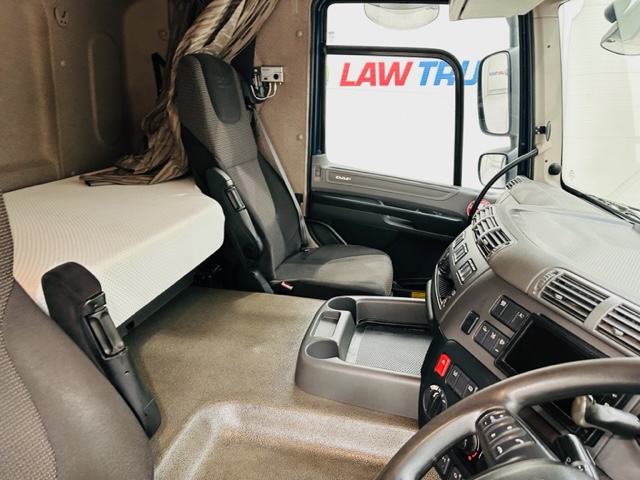 DAF CF 250 4×2 Sleeper Cab Curtainsider