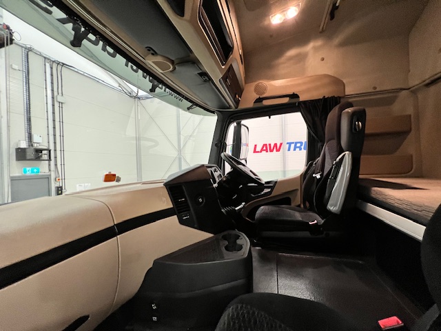 Mercedes Actros 1824 4×2 Sleeper Cab Curtainsider