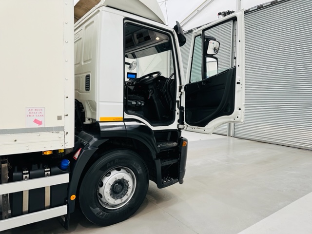 Iveco Stralis 310 Euro 6 6×2 Box Van