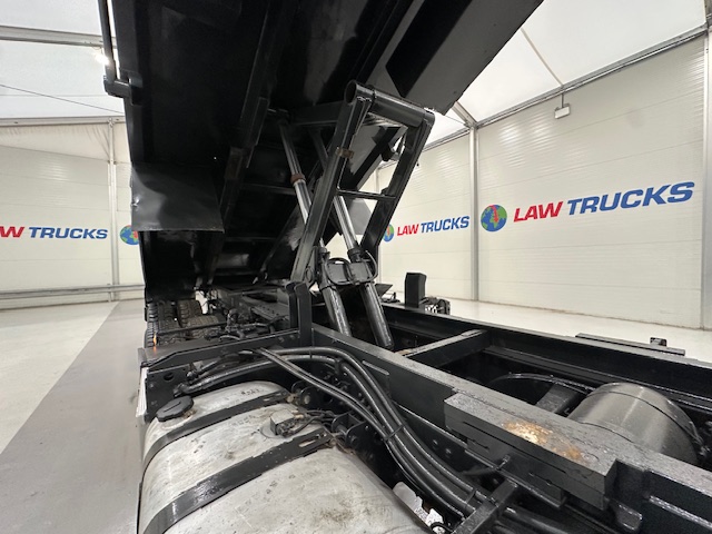 Volvo FM 370 8×4 Steel Tipper Grab