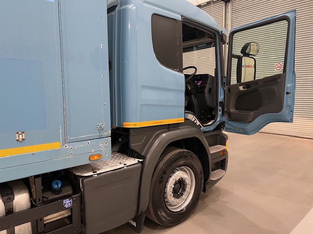 Scania P320 6×2 10 Tyre Rear Lift Insulated Box Van