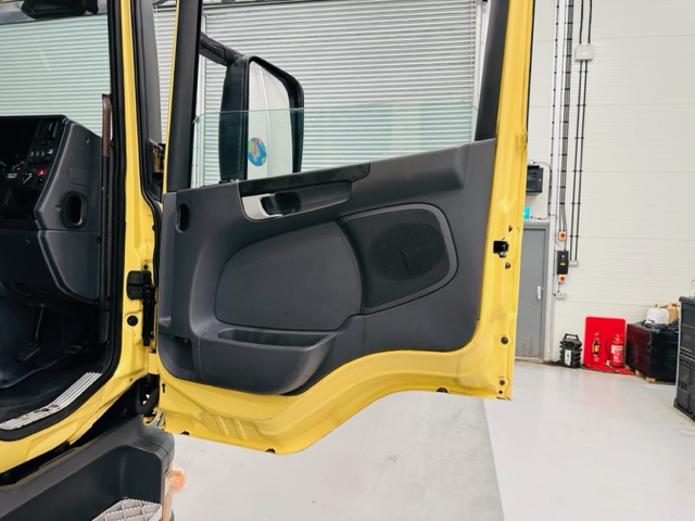Scania P310 6×2 Sleeper Cab Curtainsider Manual