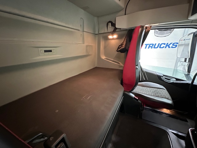 Volvo FH 460 Euro 5 6×2 Tractor Unit Safari Edition