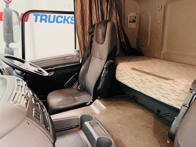 DAF CF 330 6×2 Rear Lift Sleeper Cab Curtainsider