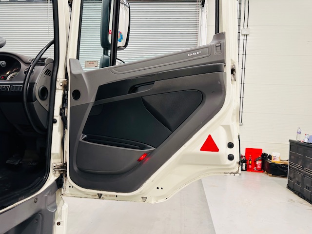 DAF CF 290 6×2 Rear Steer Fridge Box