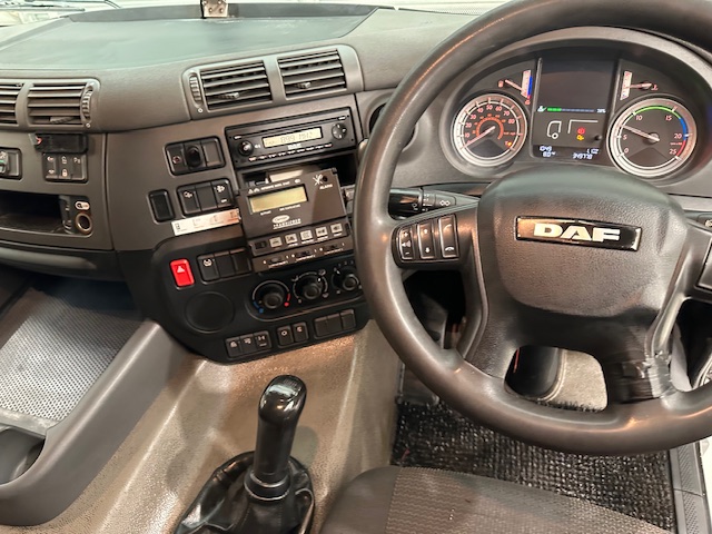 DAF CF 330 6×2 Sleeper Cab Fridge Box