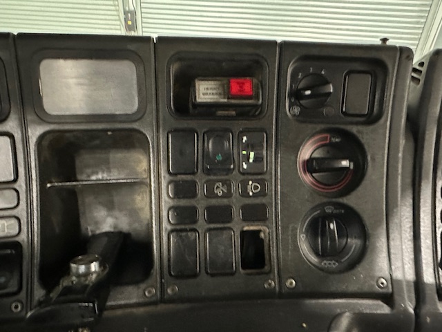 Scania P94 230 4×2 Day Cab Skip Loader