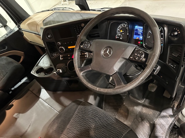 Mercedes Actros 2530 6×2 Sleeper Cab Curtainsider