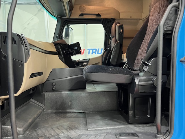 Mercedes Actros 2530 6×2 Sleeper Cab Curtainsider