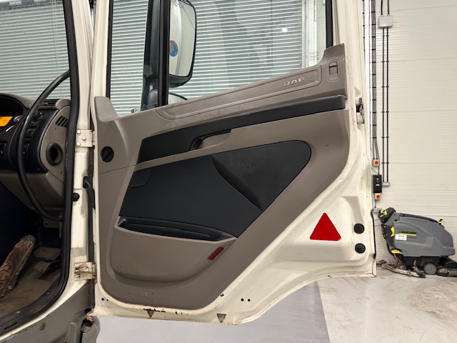 DAF CF75 310 6×4 Steel Tipper Grab Manual