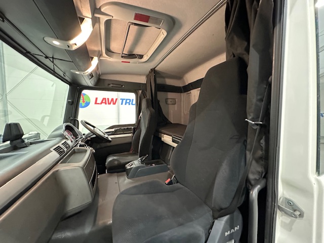 MAN TGM 18.250 4×2 Sleeper Cab Curtainsider