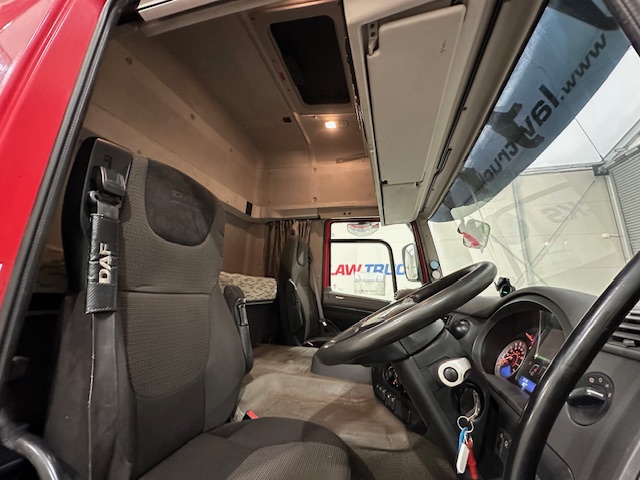 DAF CF 290 6×2 Rear Lift Sleeper Cab Curtainsider