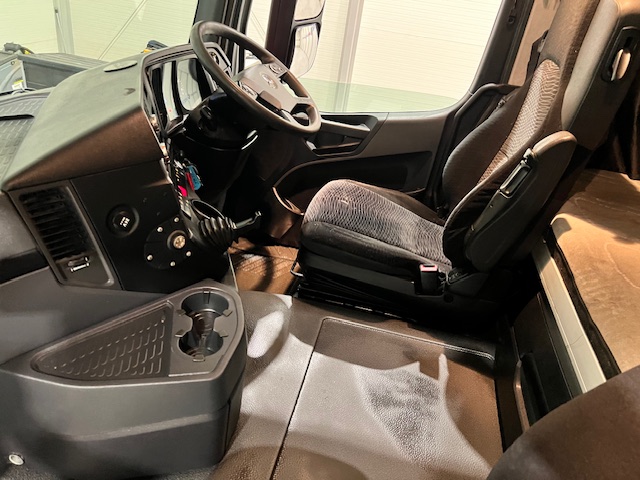 Mercedes Actros 2533 6×2 Sleeper Cab Curtainsider