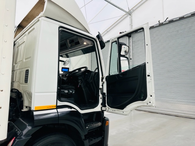 Iveco Stralis 310 Euro 6 6×2 Box Van
