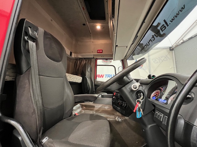 DAF CF 290 6×2 Rear Lift Sleeper Cab Curtainsider