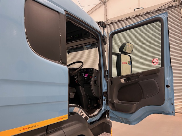 Scania P320 6×2 10 Tyre Rear Lift Insulated Box Van