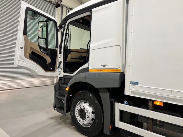 Mercedes Actros 1824 4×2 Sleeper Cab Box Van
