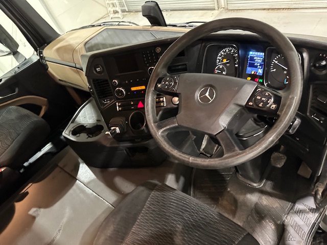 Mercedes Actros 2530 6×2 Sleeper Cab Curtainsider