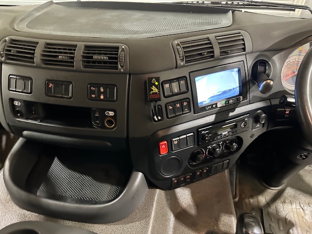 DAF CF 370 6×2 Rear Lift Dropside Brick Grab Manual