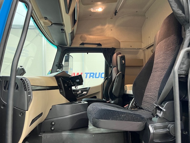Mercedes Actros 2530 6×2 Sleeper Cab Curtainsider