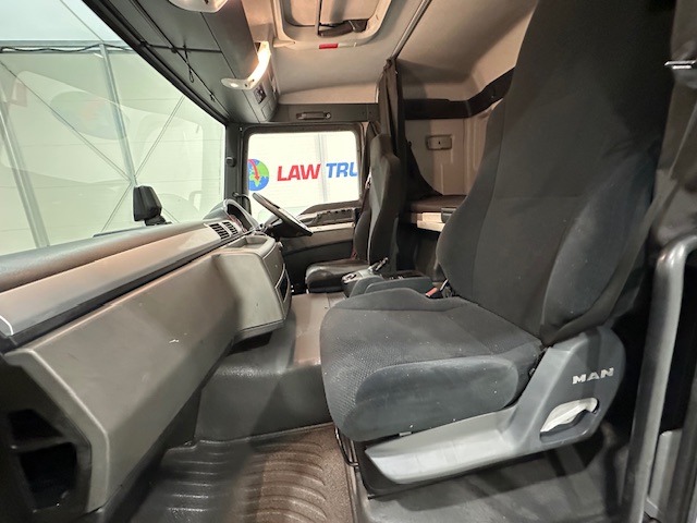 MAN TGM 18.250 4×2 Sleeper Cab Curtainsider