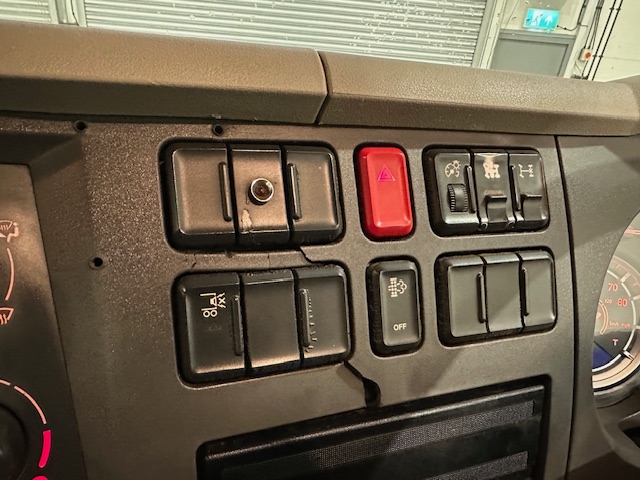 DAF LF 220 Day Cab Skip Loader