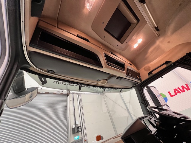 Mercedes Actros 1824 4×2 Sleeper Cab Curtainsider