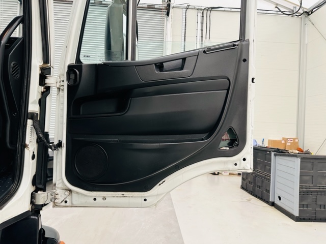 Iveco Stralis 310 Euro 6 6×2 Box Van