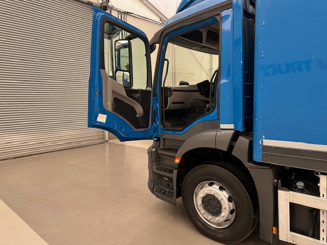 Mercedes Actros 1824 4×2 Day Cab Box Van