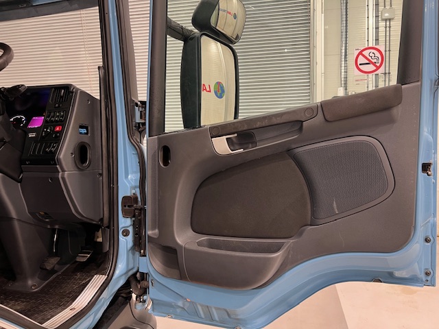 Scania P320 6×2 10 Tyre Rear Lift Insulated Box Van