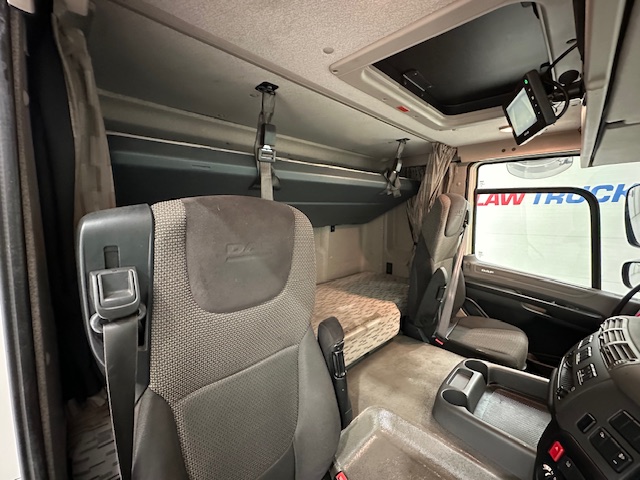 DAF CF 330 6×2 Rear Lift Sleeper Cab Curtainsider