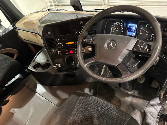Mercedes Actros 2530 6×2 Sleeper Cab Curtainsider