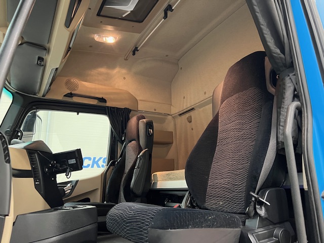 Mercedes Actros 2530 6×2 Sleeper Cab Curtainsider