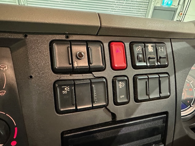DAF LF 220 Day Cab Skip Loader
