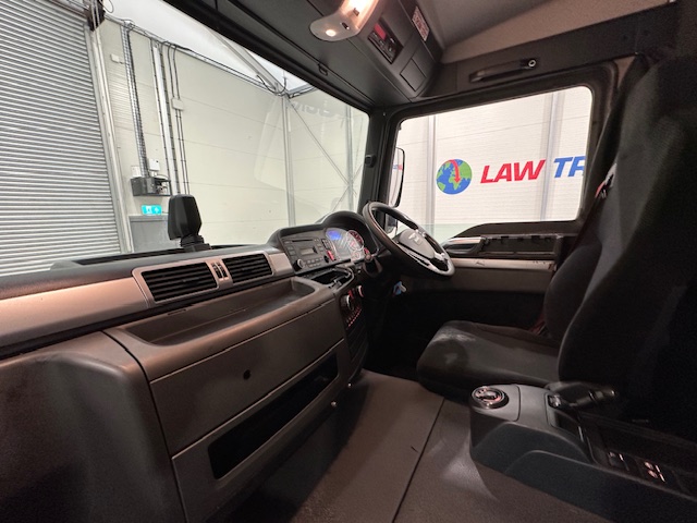 MAN TGM 18.250 4×2 Sleeper Cab Curtainsider