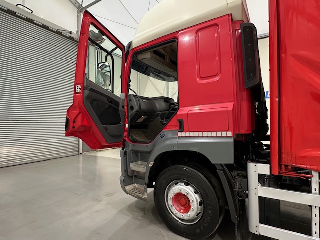 DAF CF 290 6×2 Rear Lift Sleeper Cab Curtainsider