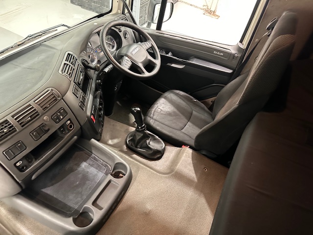 DAF CF 330 6×2 10 Tyre Sleeper Cab Curtainsider