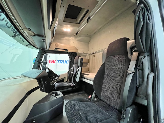 Mercedes Actros 1824 4×2 Sleeper Cab Curtainsider