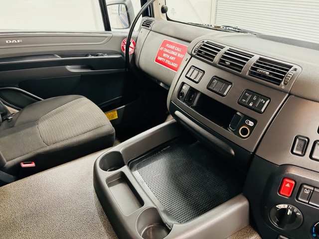 DAF CF 250 4×2 Sleeper Cab Curtainsider